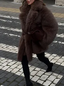 Eleganter brauner Kunstpelzmantel in Mittellänge mit Taillengürtel im Streetstyle