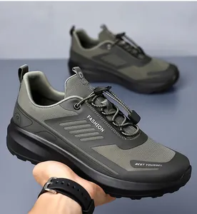 Primo piano di scarpe da trekking outdoor da uomo verde oliva con lacci elastici robusti.