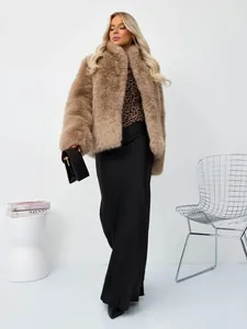 Detailansicht der dicken Winterjacke aus Kunstfuchsfell in Braun mit Stehkragen