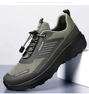 Dettaglio di scarpa da trekking verde con lacci a strozzo e suola spessa antiscivolo
