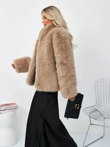 Detailaufnahme einer plüschigen beigen Kunstpelzjacke mit schickem Stehkragen für den Winter