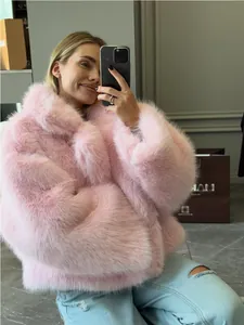 Modische kurze rosa Kunstpelzjacke für Damen mit flauschigen und weichen Texturdetails.