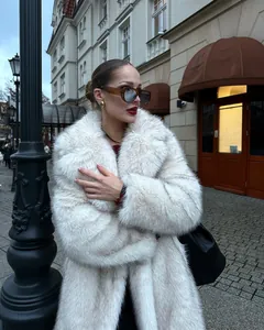 Elegante cappotto lungo in ecopelliccia bianca con trama soffice per stile street invernale