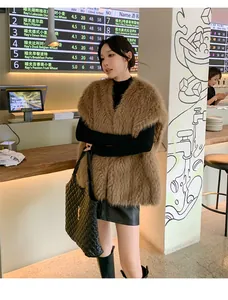 Dettaglio di un elegante gilet in ecopelliccia marrone da donna, perfetto per l'autunno.