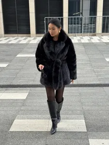 Eleganter schwarzer Kunstpelzmantel in mittlerer Länge für den Winterlook.