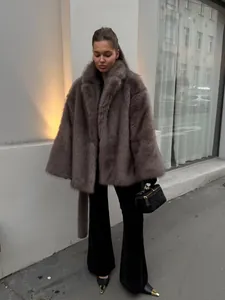 Model in luxuriösem grauem Pelzmantel aus Kunstfuchs mit schickem Reverskragen und Gürtel