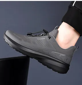 Dettaglio scarpe da trekking grigie da uomo con sistema di allacciatura rapida e testo