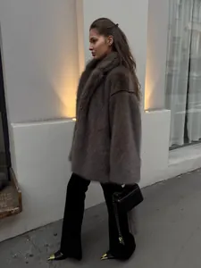 Eleganter Damen Kunstpelzmantel mit stilvollem Reverskragen für den kalten Winter.