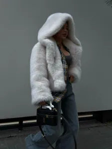 Modische weiße Kunstpelzjacke mit Kapuze für Damen in lässiger Streetwear-Optik