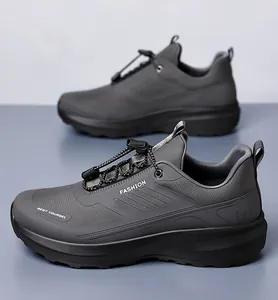 Dettaglio scarpe da trekking grigie con sistema di allacciatura rapida e suola nera.
