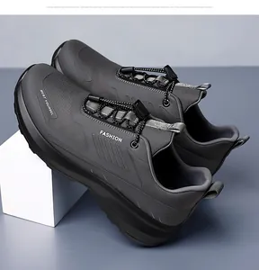 Dettaglio scarpe da trekking grigie con tomaia testurizzata e sistema di allacciatura rapida
