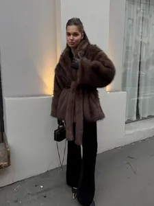 Eleganter brauner Kunstpelzmantel mit Reverskragen und Gürtel für Damen in der Wintermode