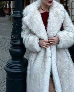 Primo piano di un elegante cappotto lungo in ecopelliccia bianca su una modella