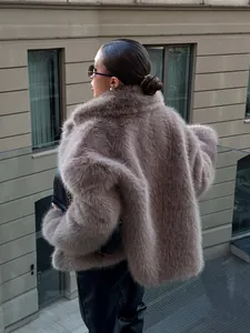 Modischer Oversize-Mantel aus Kunstfuchs-Pelz in Taupe, Detail der flauschigen Textur