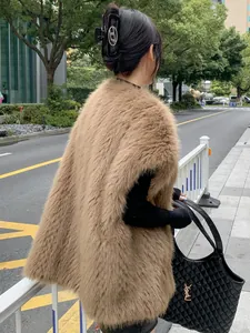 Gilet in ecopelliccia di volpe di media lunghezza da donna in elegante color cammello