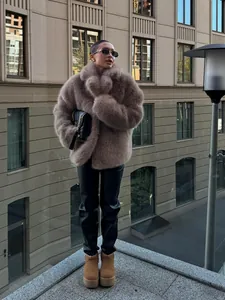 Modischer Oversize-Kunstpelzmantel für Damen in Hellbraun für den herbstlichen Urban-Look