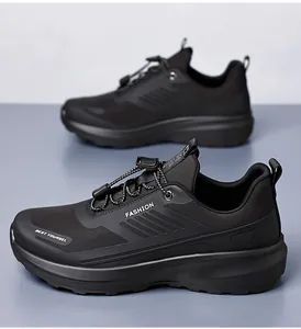 Dettaglio di scarpe da trekking nere con mesh traspirante e suola in gomma resistente