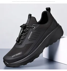 Vista laterale dettagliata di scarpe da trekking nere leggere e antiscivolo uomo