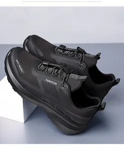 Vista laterale di scarpe da trekking nere con lacci a scatto su piedistallo