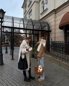 Elegante stile street invernale con un lungo cappotto di ecopelliccia bianca da donna.