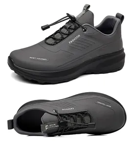 Primo piano dettagliato che mostra il design delle scarpe da trekking grigio scuro, lacci.