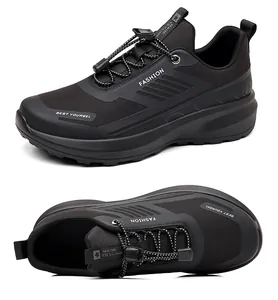 Viste dettagliate di scarpe da trekking nere con suole antiscivolo e lacci rapidi