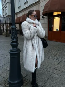 Elegante cappotto lungo in ecopelliccia bianca per donna in uno stile street moderno