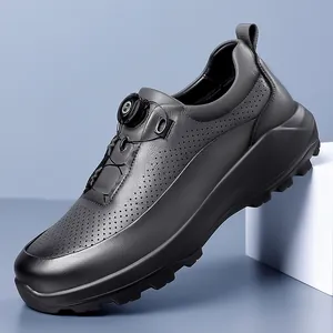 Scarpe da trekking nere da uomo con sistema di allacciatura a rotella e tomaia traforata.