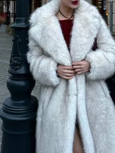 Elegante cappotto lungo in ecopelliccia bianca con maxi revers per uno stile luxury
