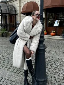 Elegante cappotto lungo in pelliccia sintetica bianca per donna in stile urbano ricercato