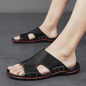 Stijlvolle zwarte lederen herenslippers met rode bies en antislipzool voor de zomer