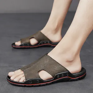 Modieuze heren leren zomerslippers met antislipzool en decoratieve klinknageldetails