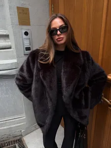 Eleganter dunkelbrauner Pelzmantel aus Kunstfuchs für Damen mit schickem Reverskragen.