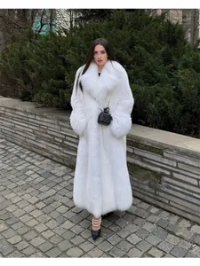 Elegante cappotto lungo in finta pelliccia bianca, texture simil volpe e collo ampio.