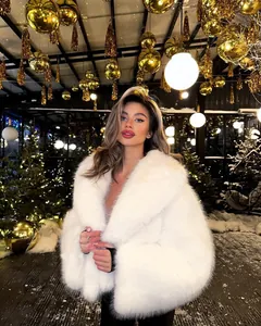 Detailansicht einer weißen Kunstpelzjacke mit elegantem Schalkragen für den Winter