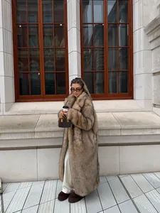 Luxuriöser langer Kunstpelzmantel mit Reverskragen, getragen von einem Modell