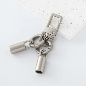 Detalle del cierre cuadrado de níquel mate con anillos de resorte y terminales de campana.