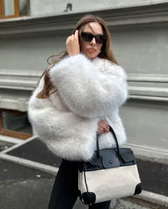 Detailansicht einer weißen Kunstpelzjacke mit luxuriöser flauschiger Textur und Oversize-Form