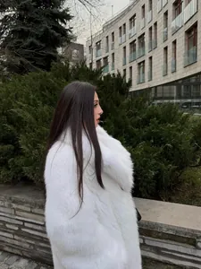 Elegante cappotto lungo in ecopelliccia bianca con texture spessa effetto volpe invernale