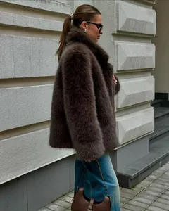 Detailansicht eines luxuriösen braunen Kunstpelzmantels mit Reverskragen im Urban Style