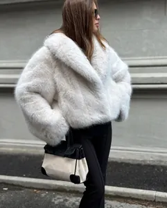 Detailansicht einer hochwertigen weißen Kunstpelzjacke mit einem großen Schalkragen