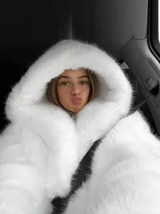 Gros plan d'un manteau à capuche en fausse fourrure blanche très douce et moelleuse