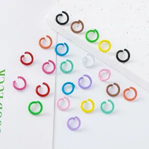 Primer plano de anillas abiertas de metal de 1,2x8 mm en varios colores para bisutería