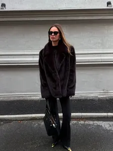 Streetstyle-Ansicht eines luxuriösen dunklen Kunstpelzmantels mit elegantem Revers