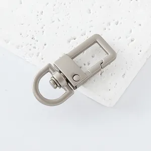 Detalle macro de un mosquetón giratorio cuadrado de metal de alta calidad para accesorios DIY