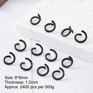 Vista macro detallada de anillas abiertas negras de 1,2x8mm para accesorios de joyería