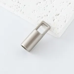 Primer plano de un terminal de cordón metálico cuadrado plateado mate para llaveros DIY