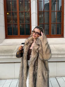 Streetstyle-Ansicht einer Frau in einem luxuriösen langen Kunstpelzmantel mit Reverskragen