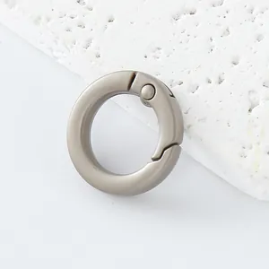 Primer plano de un cierre de anillo de resorte gris mate para joyas y llaveros DIY