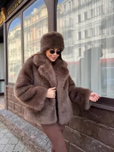 Stilvoller brauner Kunstpelzmantel mit passendem Hut für Winter-Street-Fashion.